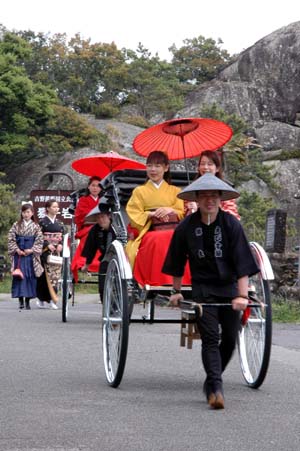 人力車と傘.jpg